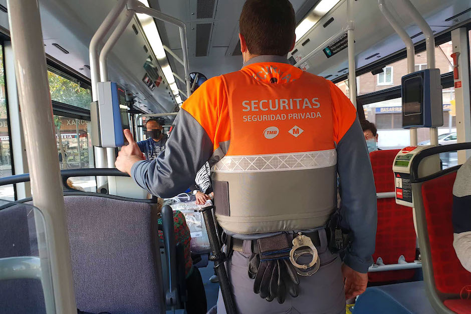 TMB refuerza la seguridad de la red de autobuses con vigilantes a bordo